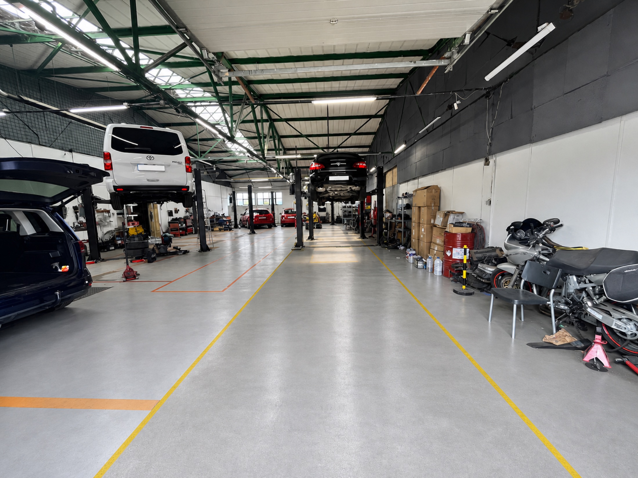Skutečný autoservis MotPro Praha 9 se třemi zvedáky vlevo a dvěma vpravo
