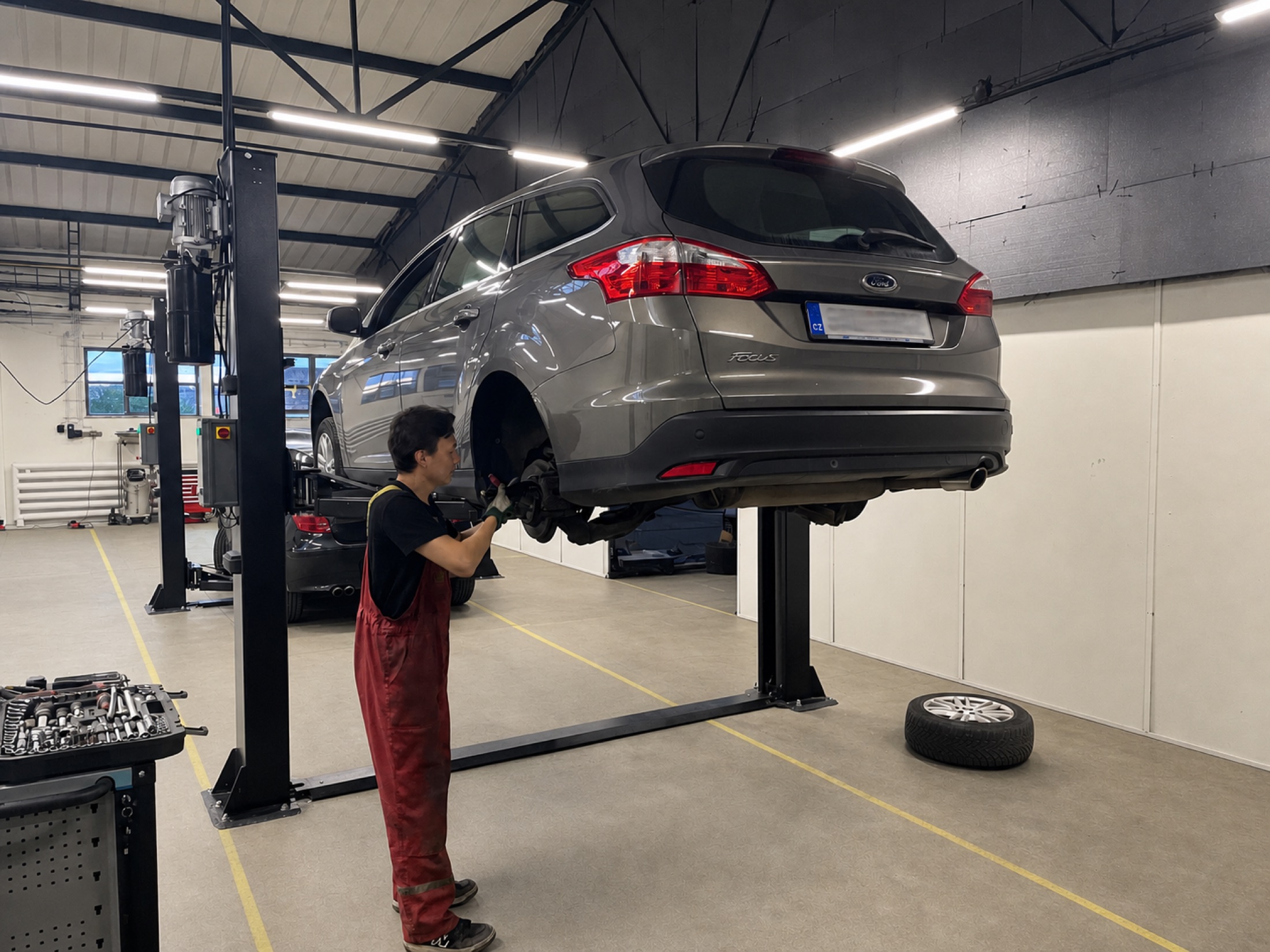 Práce na zavěšení kola v autoservisu MotPro