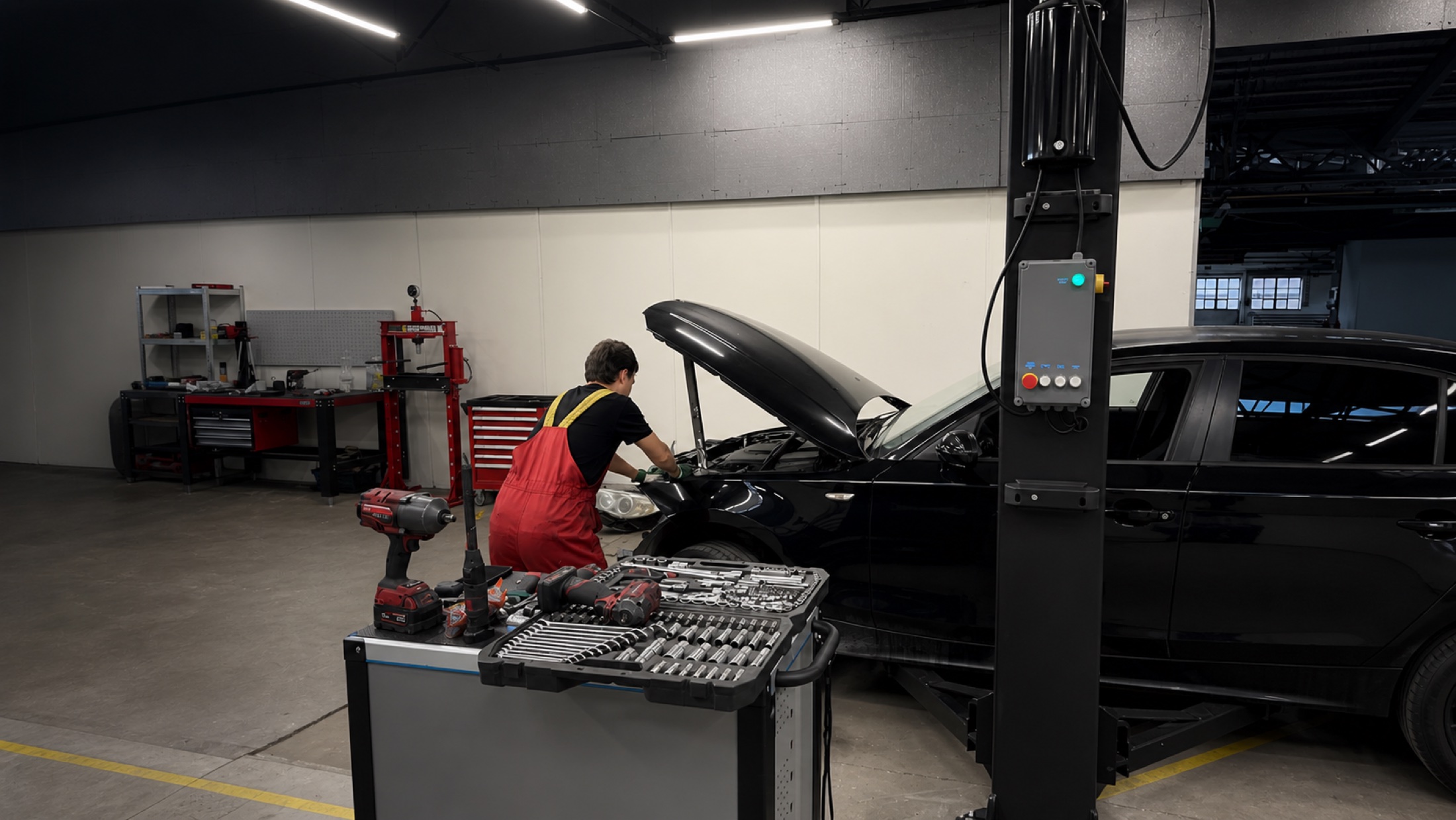 Mechanik při pečlivé kontrole vozu v dílně MotPro